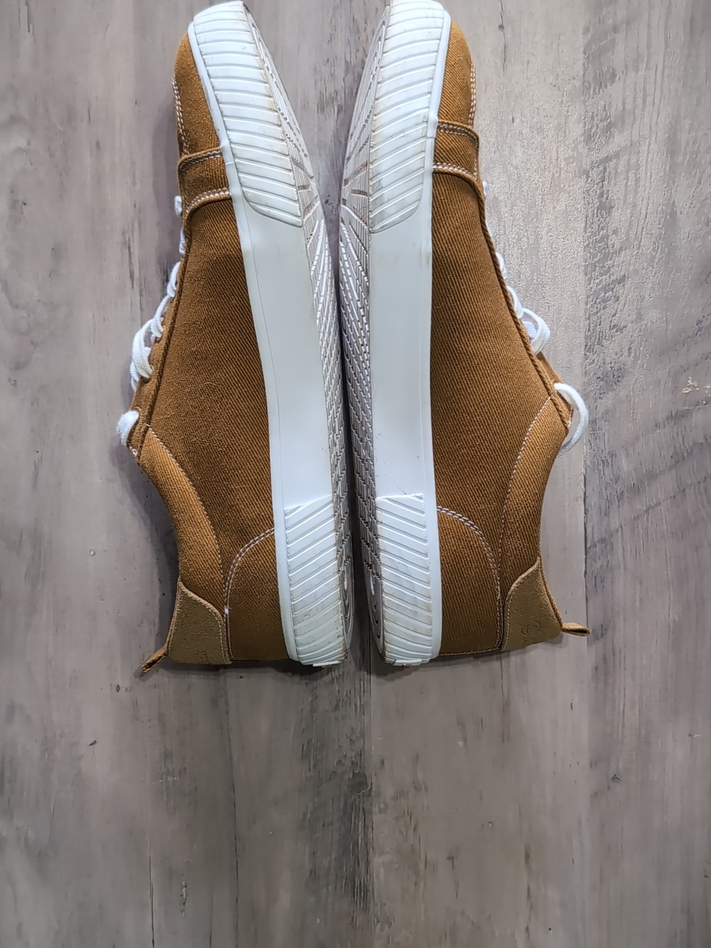 Airwalk Men's Brown Corduroy Low-Top Sneakers with White Laces. - Picture 2 of 4